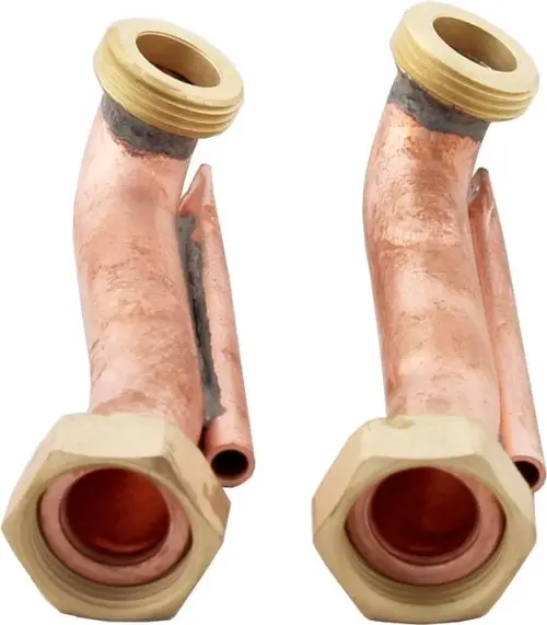Kupferrohre mit messingfarbenen Fittings, verbunden durch Schweißnähte. Sie dienen zur Installation in Wolf Heizungswärmetauschern.